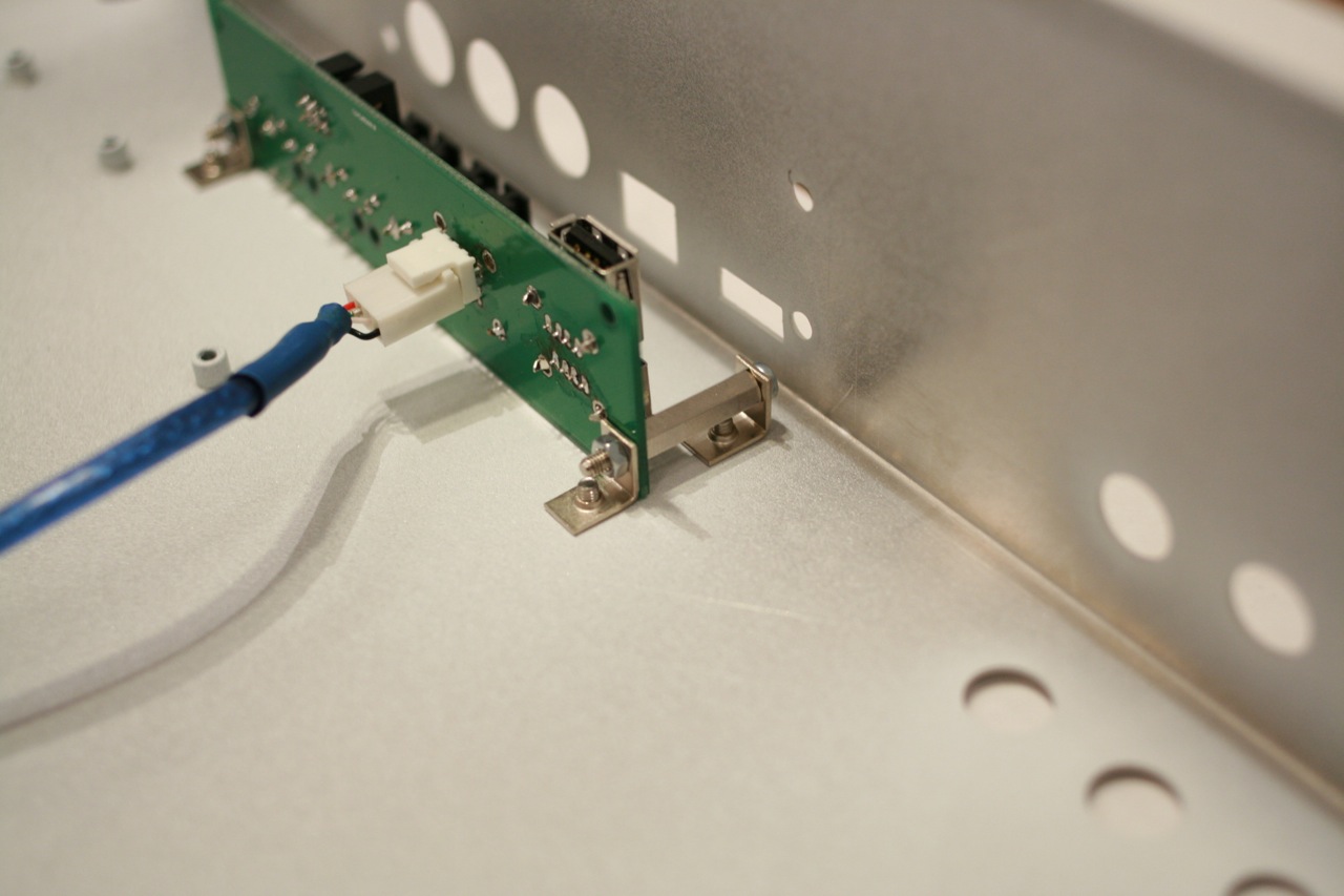 IO board fastened on the bottom plate, intended for rack mount.